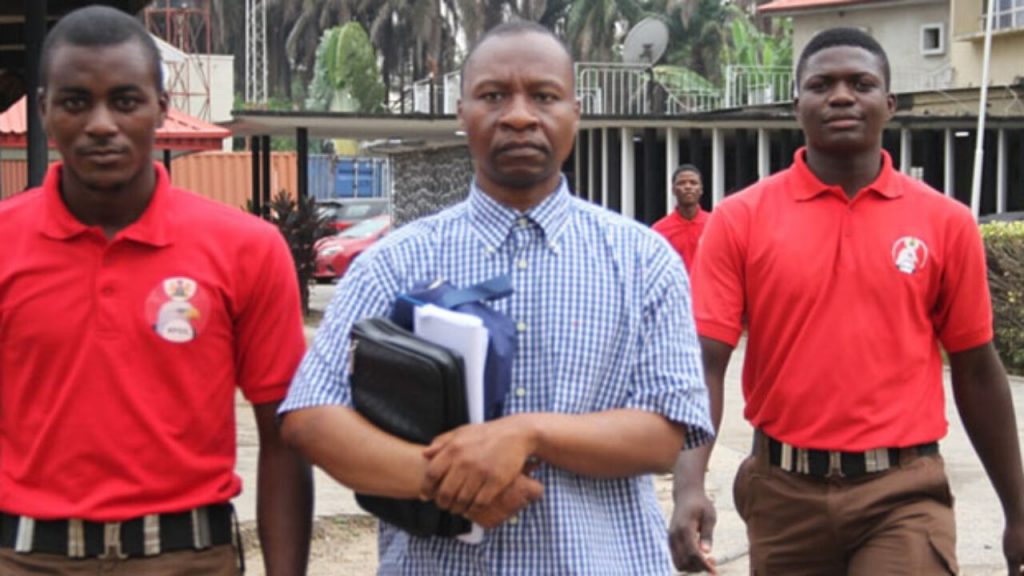 Ayodeji-Ibrahim-Oluokun-middle-with-EFCC-operatives-1280x720-2